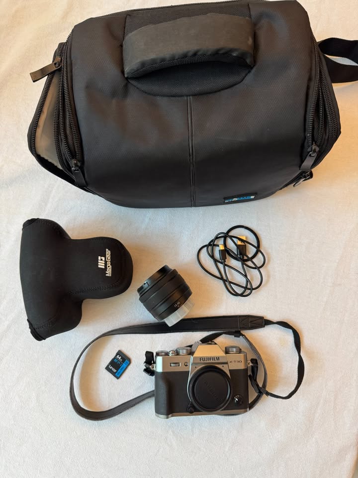 Fujifilm X-T30 II Mirrorless Camera Silver With 15-45mm Lens and Camera Bag