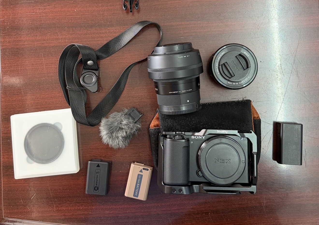 SONY ZVE10 WITH 2 LENS AND ACCESSORIES 